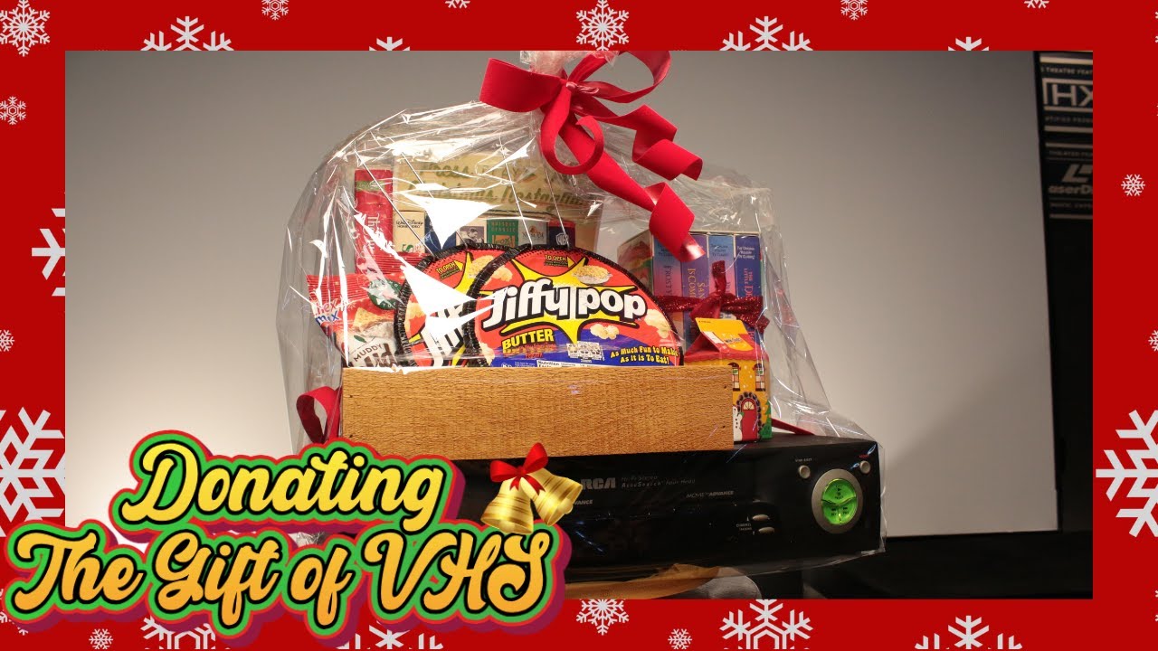 На это Рождество я подарила корзину для лотереи с видеокассетами.