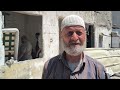 مواطنون يتفقدون أنقاض منازلهم وخيامهم التي استهدفها القصف الإسرائيلي في مدينة غزة