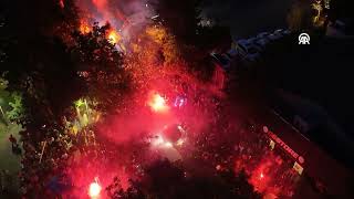 Florya Metin Oktay Tesisleri Önünde Galatasaray Taraftarları Şampiyonluğu Kutladı