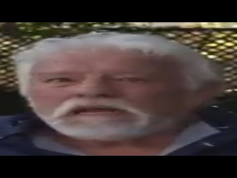 PROFE ROSSA LE DA TEA Y ALETEA