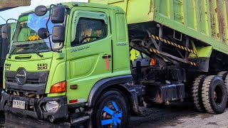 EXCAVATOR LOADING TANAH! Proyek Membuat Jalan Dengan Truk Hino 500