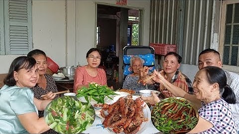 Con gái con dâu về thăm Bà lão 101 tuổi ăn cá kèo kho rau răm canh chua bông so đũa tômtít rangmuối 