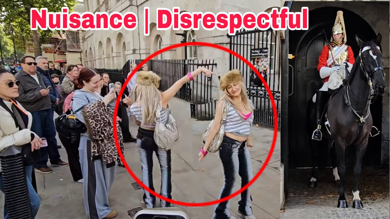 Надоедливый молодой турист ПРОЯВЛЯЕТ НЕУВАЖЕНИЕ к королевской гвардии, ТАНЦУЯ перед ним!