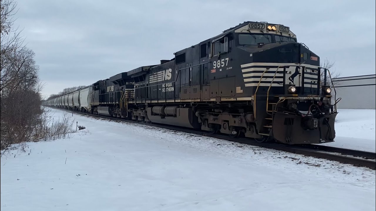 NS Sand Train Flies By Eastbound, Engineer Gives Horn Salute! Pewaukee, WI! 12/6/2025