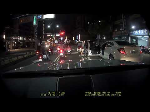 新莊行車糾紛 下車拿槍打機車騎士士