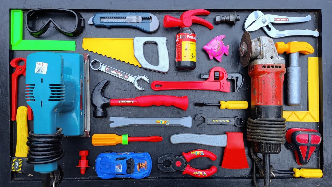 Набор инструментов для ремонта: электродрель, электропила, молоток с гаечным ключом, плоскогубцы,...