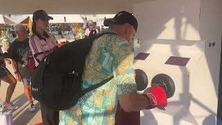 Auch Im Alter Noch Körperlich Fit An Einem Boxautomaten - Möglichst Viele Schläge Binnen 45 Sec.