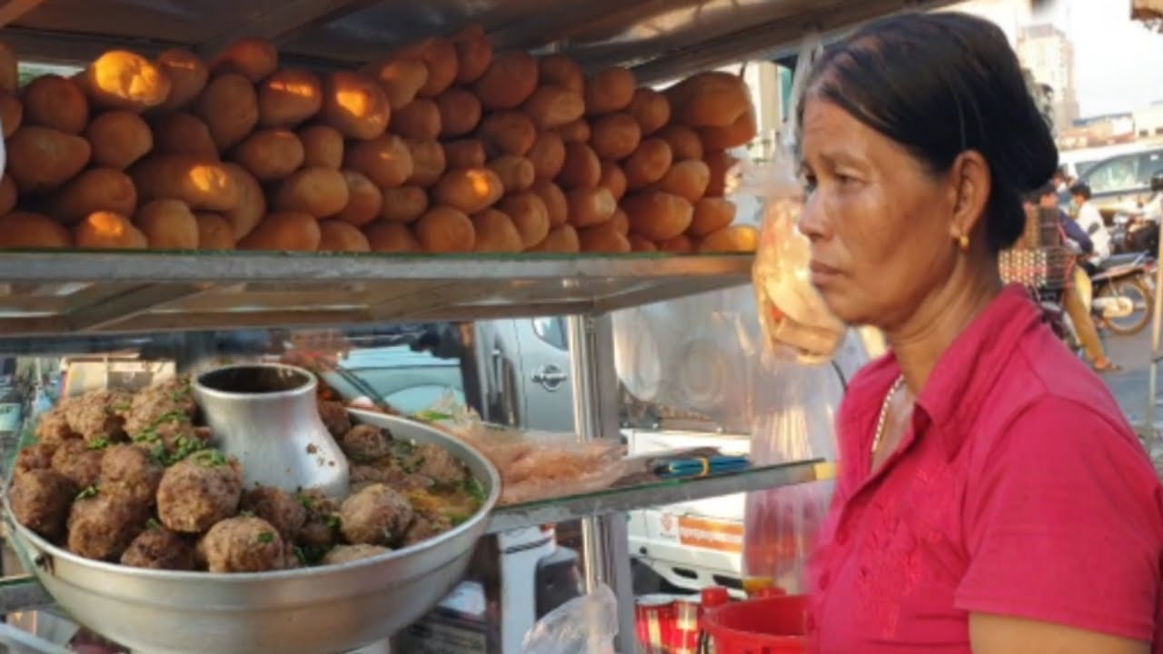 ស្រីមេម៉ាយកូន៨នាក់រកស៊ីលក់នំបុ័ងដាក់សាច់ស៊ីវម៉ៃមួយដើម៥០០០រៀល/Healthy
