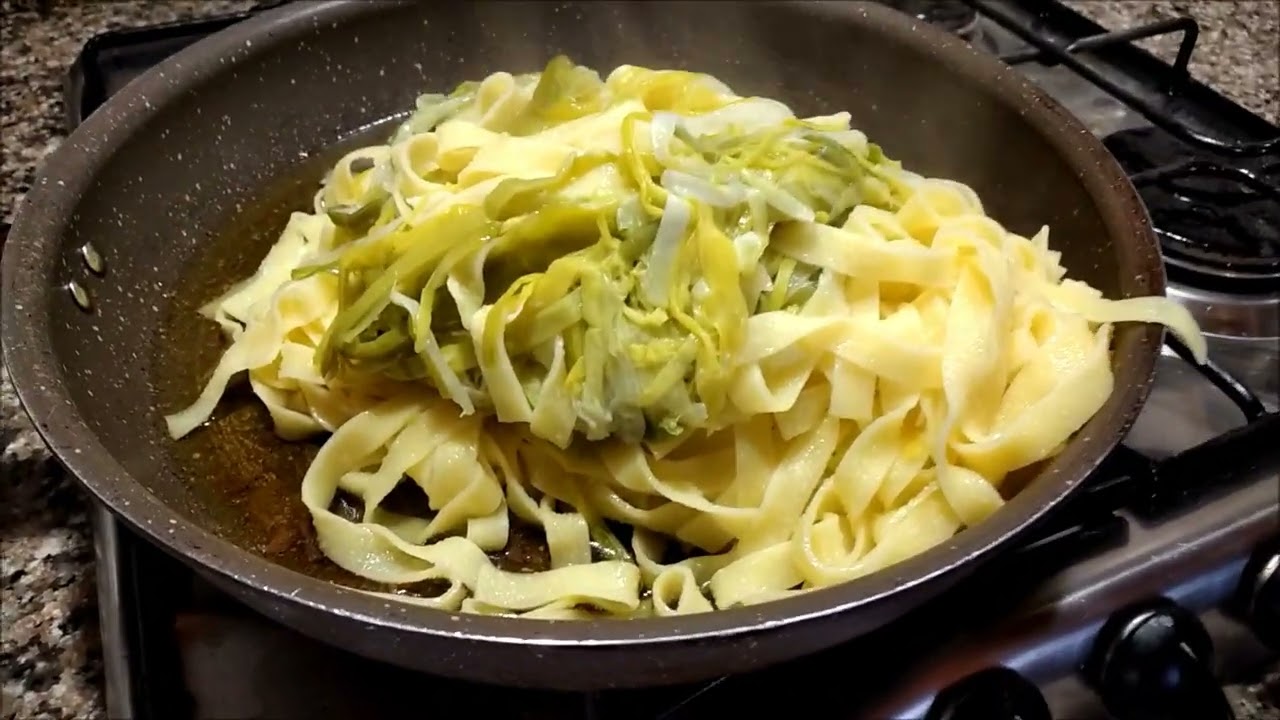 Fettuccine con porri in salsa di acciughe (videoricetta n° 1103)