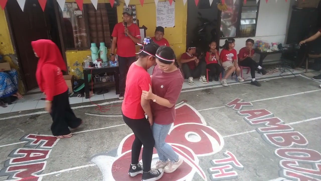 SERU DAN LUCU LOMBA JEPIT TERONG PADA HUT RI KE 80