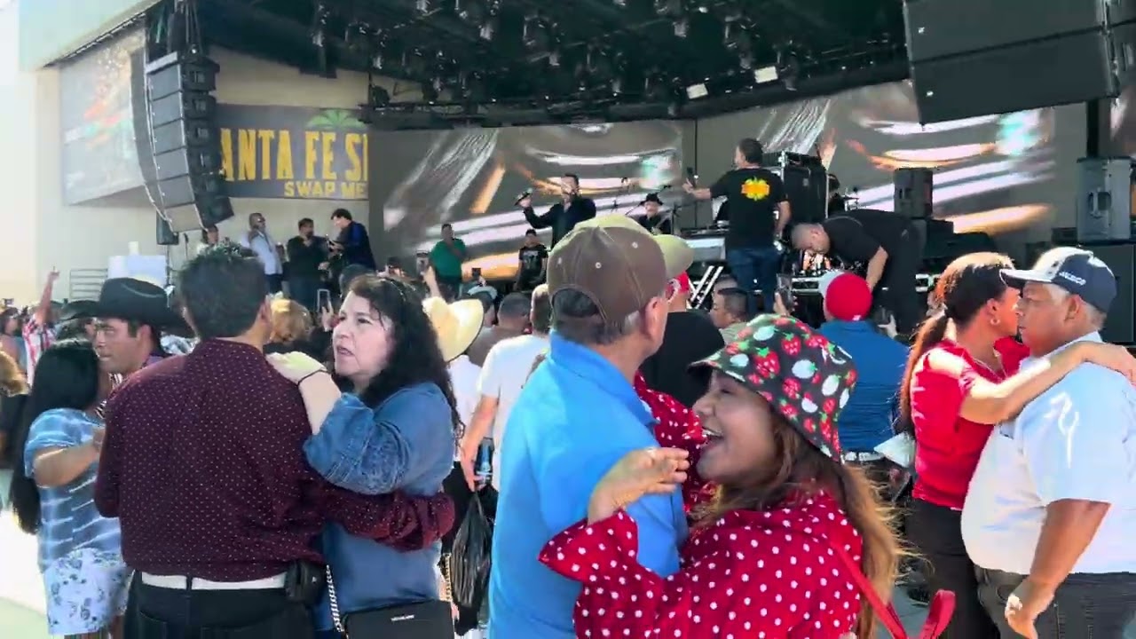 Los muecas 🎭@ Santa Fe springs #raza #losmuecas #baile #conjuntos #oldies 