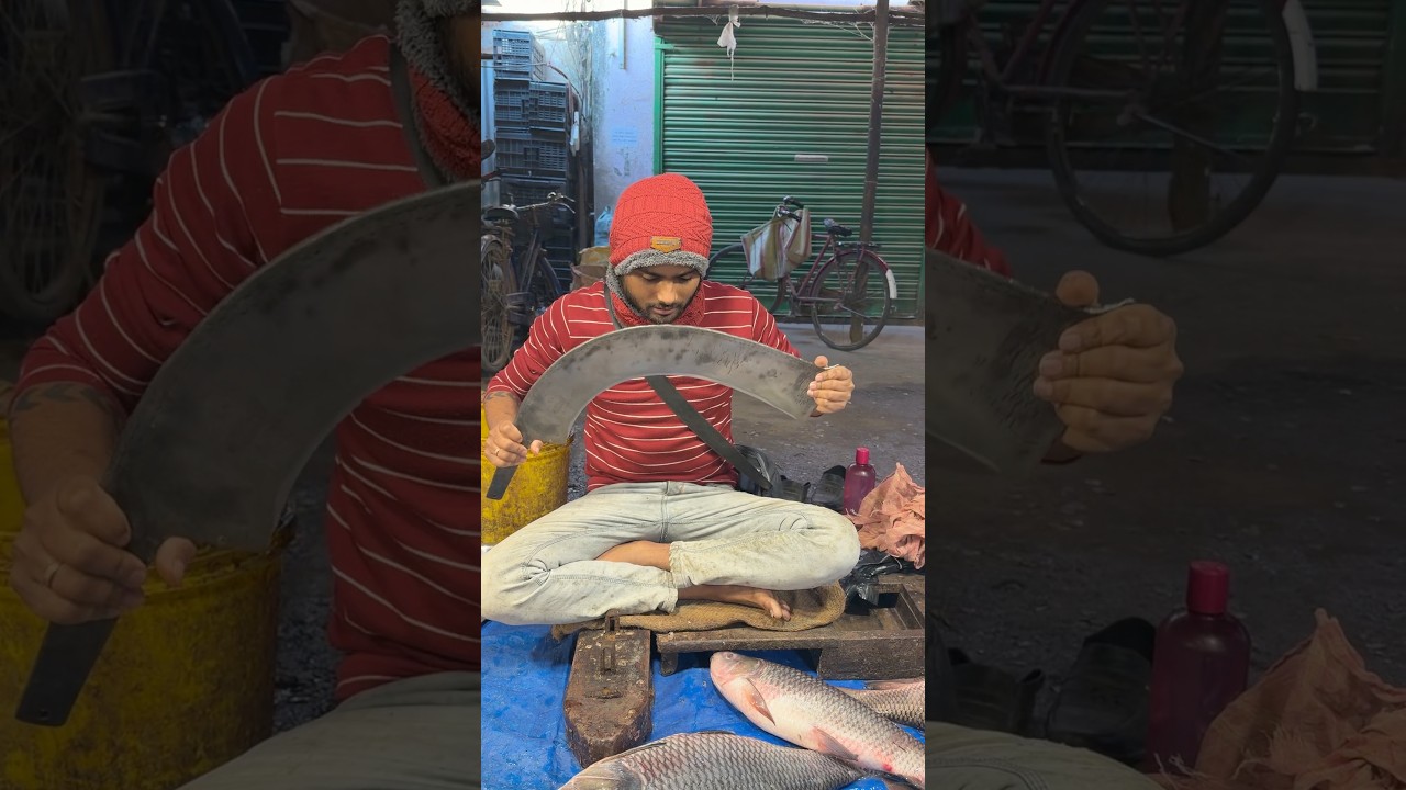 সুমনদা সকালবেলা ব্যবসা শুরু করার আগে বটি নমস্কার দিয়ে কাজে লেগে গেল 