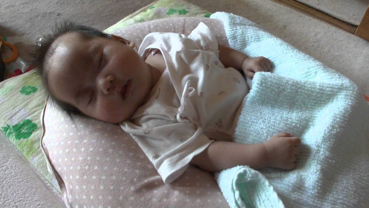 みーちゃん 授乳クッションにはまってお昼寝 その1 生後2ヵ月半 Youtube