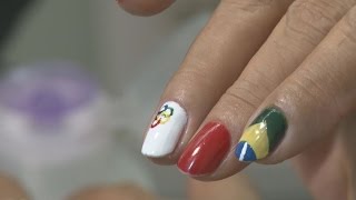 指先のおしゃれで五輪楽しむ 国旗のネイルが人気