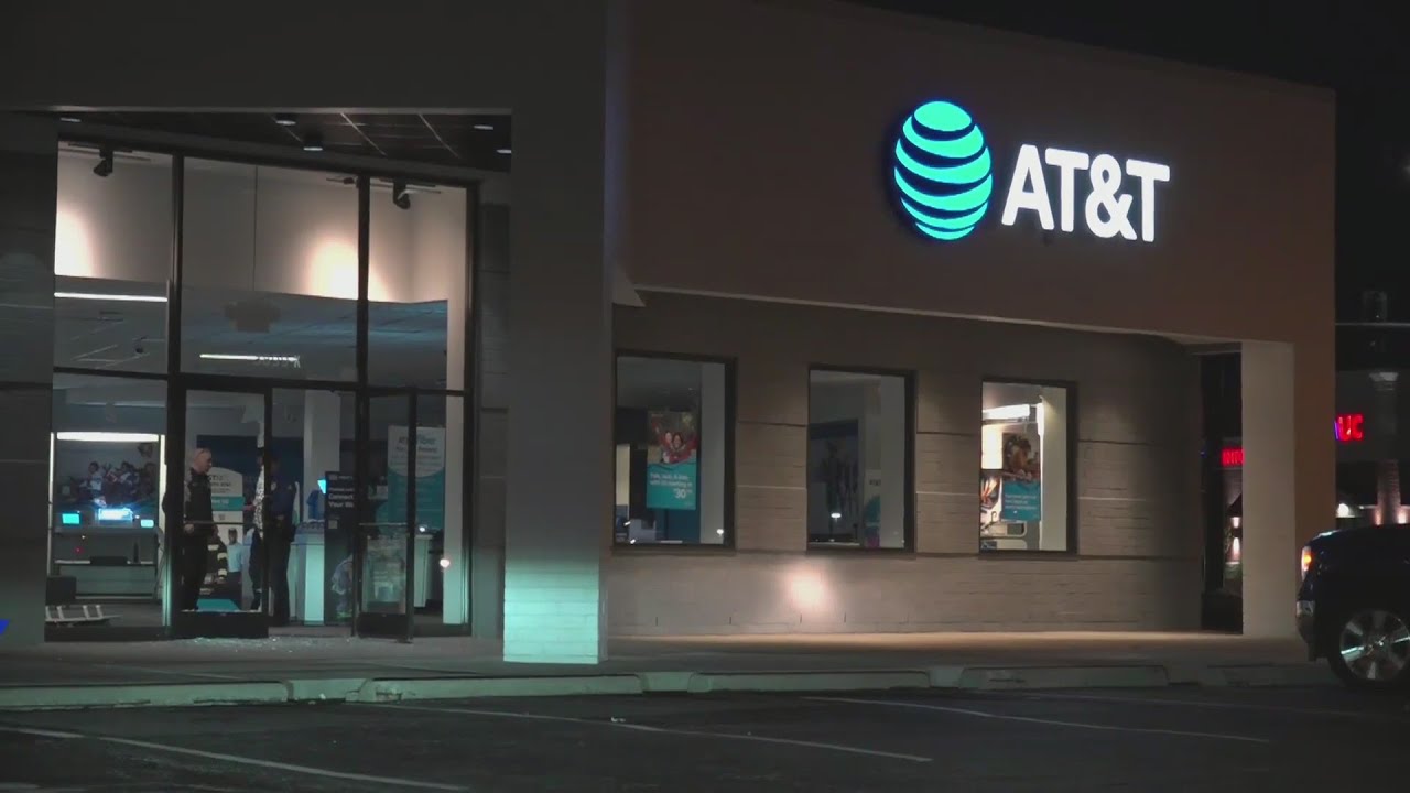 AT&T store break-in overnight - YouTube