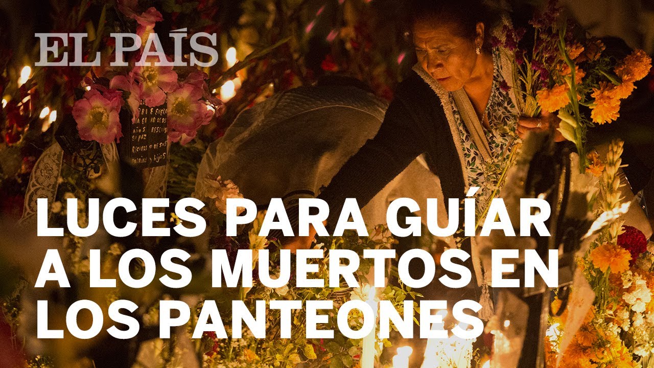 Los vivos iluminan el camino de los muertos en un panteón de México ...
