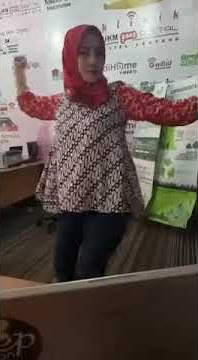 Tante jilbab goyangan sexy....