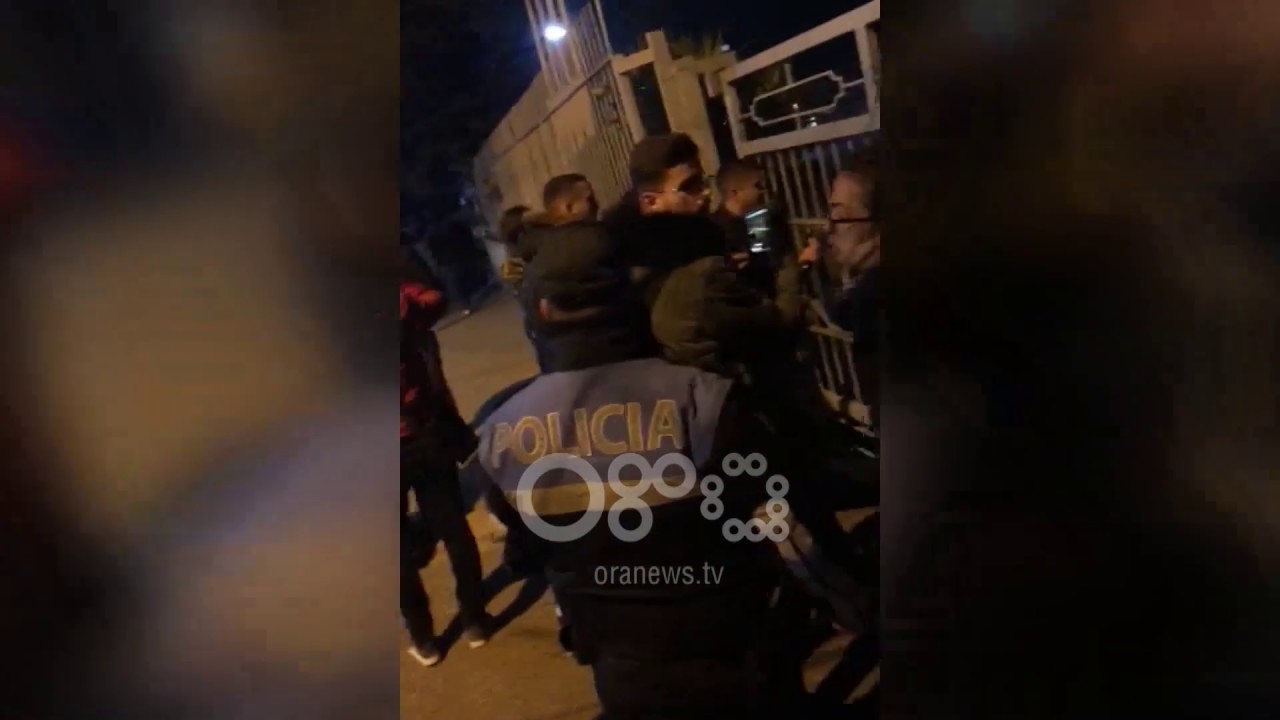 Ora News - Incident tek Ekonomiku, policia pengon studentët të futen në Fakultet