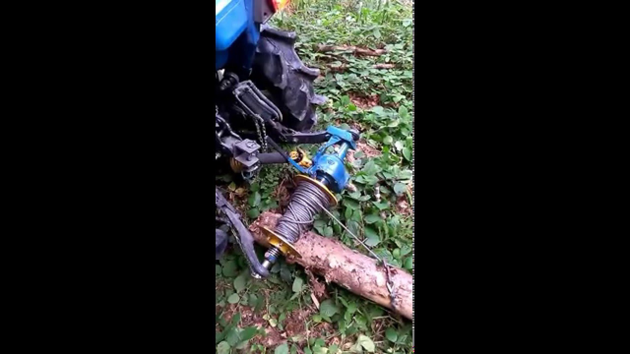 Iseki TA227F w lesie.