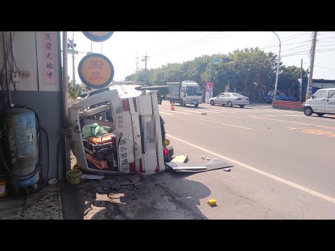 超驚悚！救護車車禍遭撞飛翻覆 救人反被救4人送醫