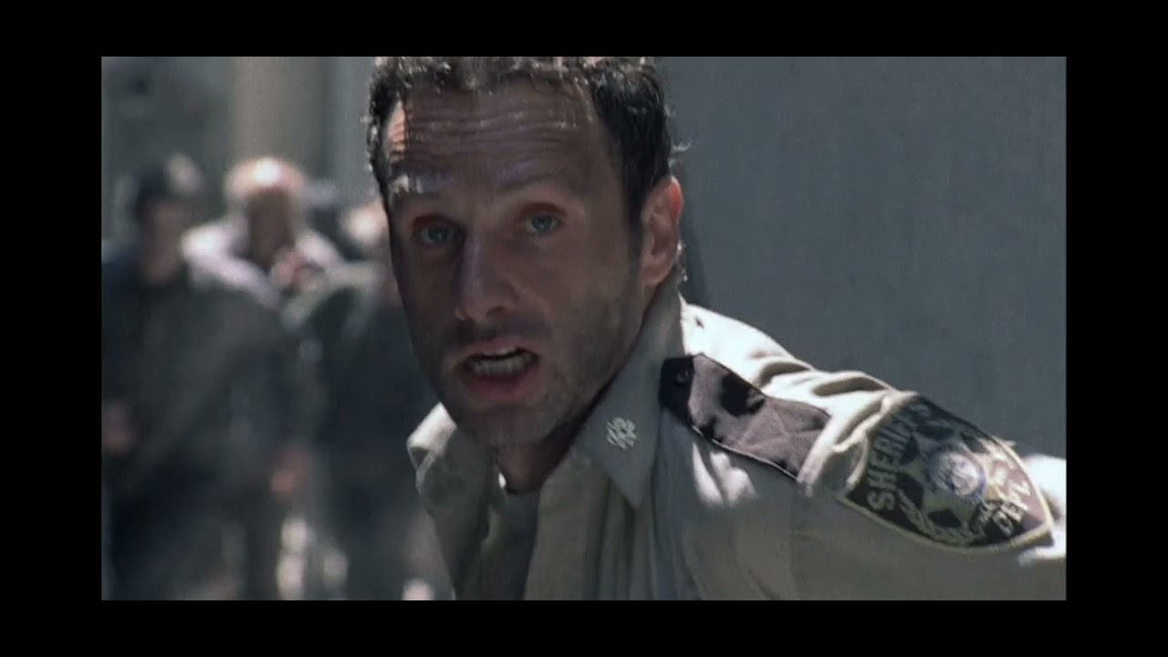 TWD | Glenn salva a rick de los caminantes rodeando al tanque | TEMP.1