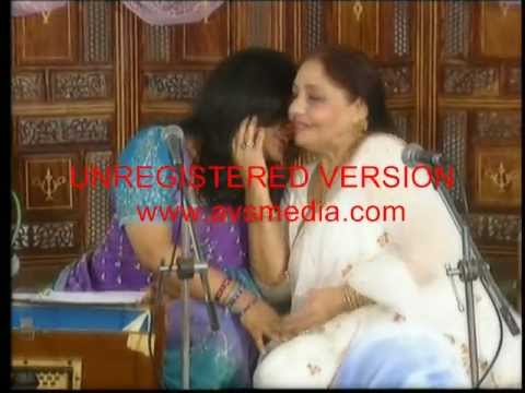 Azalea serenades her Guru Farida Khanum_tying of t...