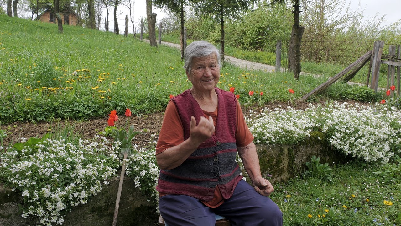 Sama u selu - u 85. godini Katica radi i pjeva