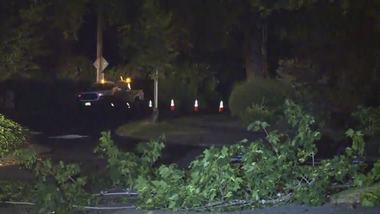 Hundreds without power in the Portland area - YouTube