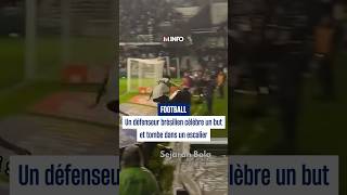 Un joueur brésilien célèbre un but et tombe dans un escalier