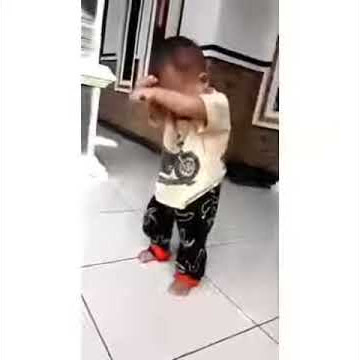 Anak  joget ambilkan gelas