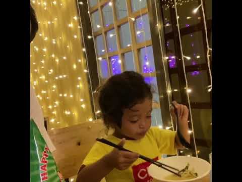 VicTuTa is in restaurant with family