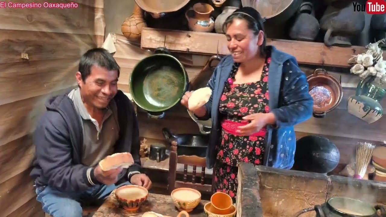 ✅️😃Disfrutando de un rico pan antes de ir a sembrar hortalizas en la casita del campo 😃 