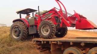 Desembarcando o Massey Ferguson 4292 na Fazenda Primavera - Jaru/Rondônia.