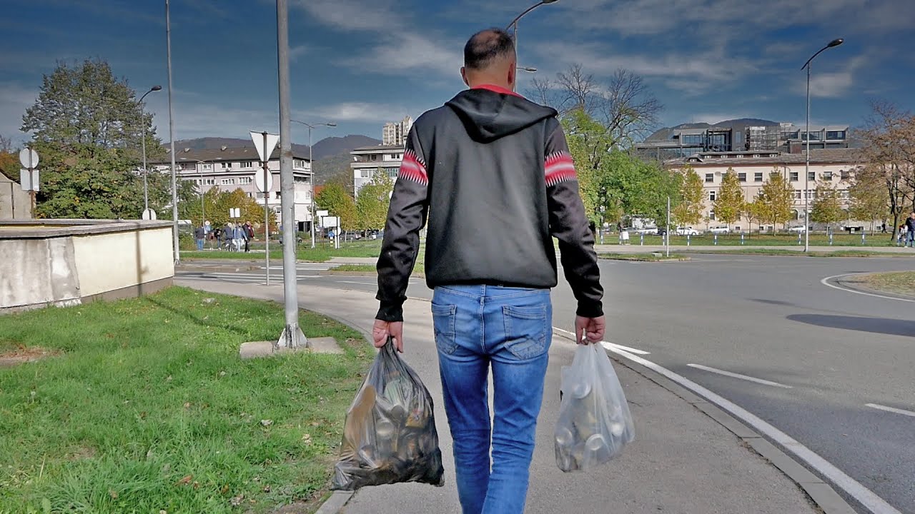 Čovjek koji obilazi komplet grad Zenicu u potrazi za hljebom