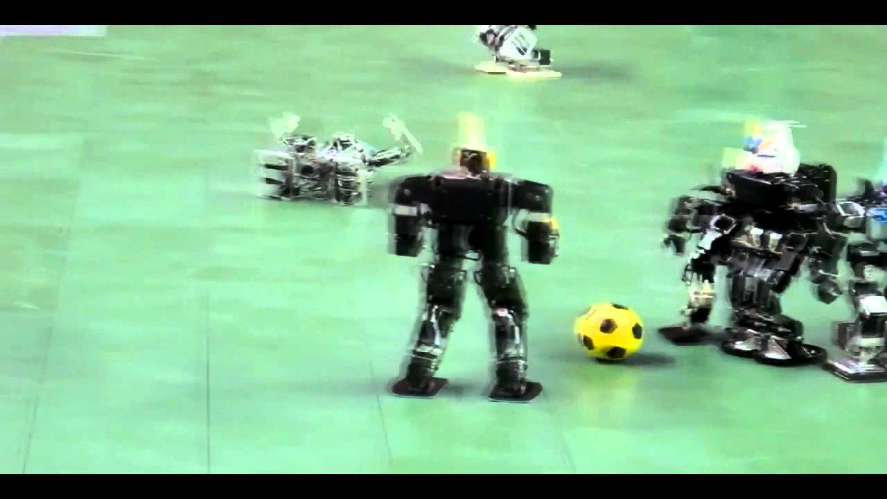 Malenkiy roboti igrayut v footbol. Роботы играют в футбол