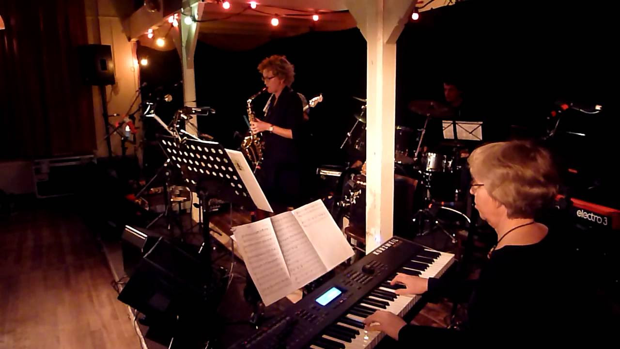 "Sorry" door Monique van Son (Altsax) en Joke Mik (Keyboard)