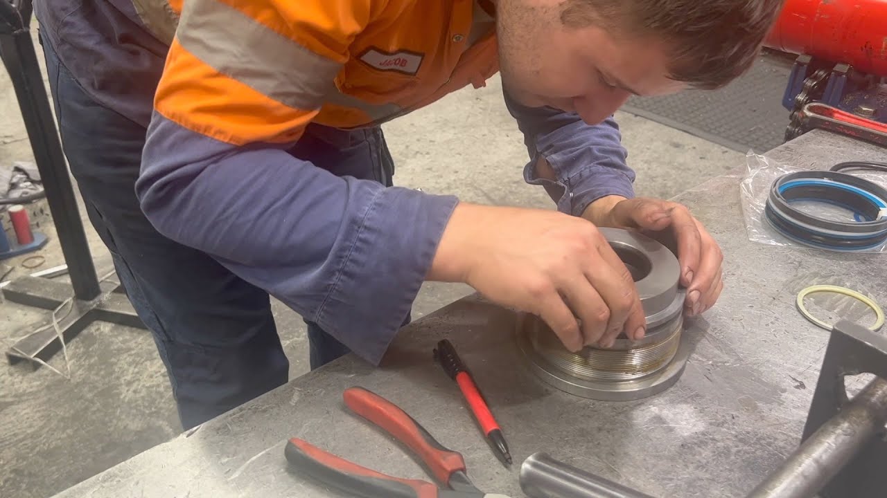 MANITOU MHT780 Boom Lift Cylinder Rebuild