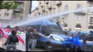 Scontri a Torino alla protesta contro il G7 del clima e energia