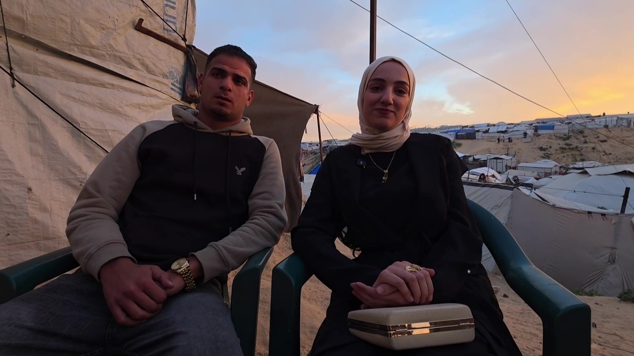 رباب بربخ وصبحي زنون يستعدان للزواج في خيمة بعد فراق عامين بسبب إغلاق معبر رفح الحدودي جنوب قطاع غزة