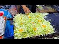 japanese street food - making okonomiyaki お好み焼き