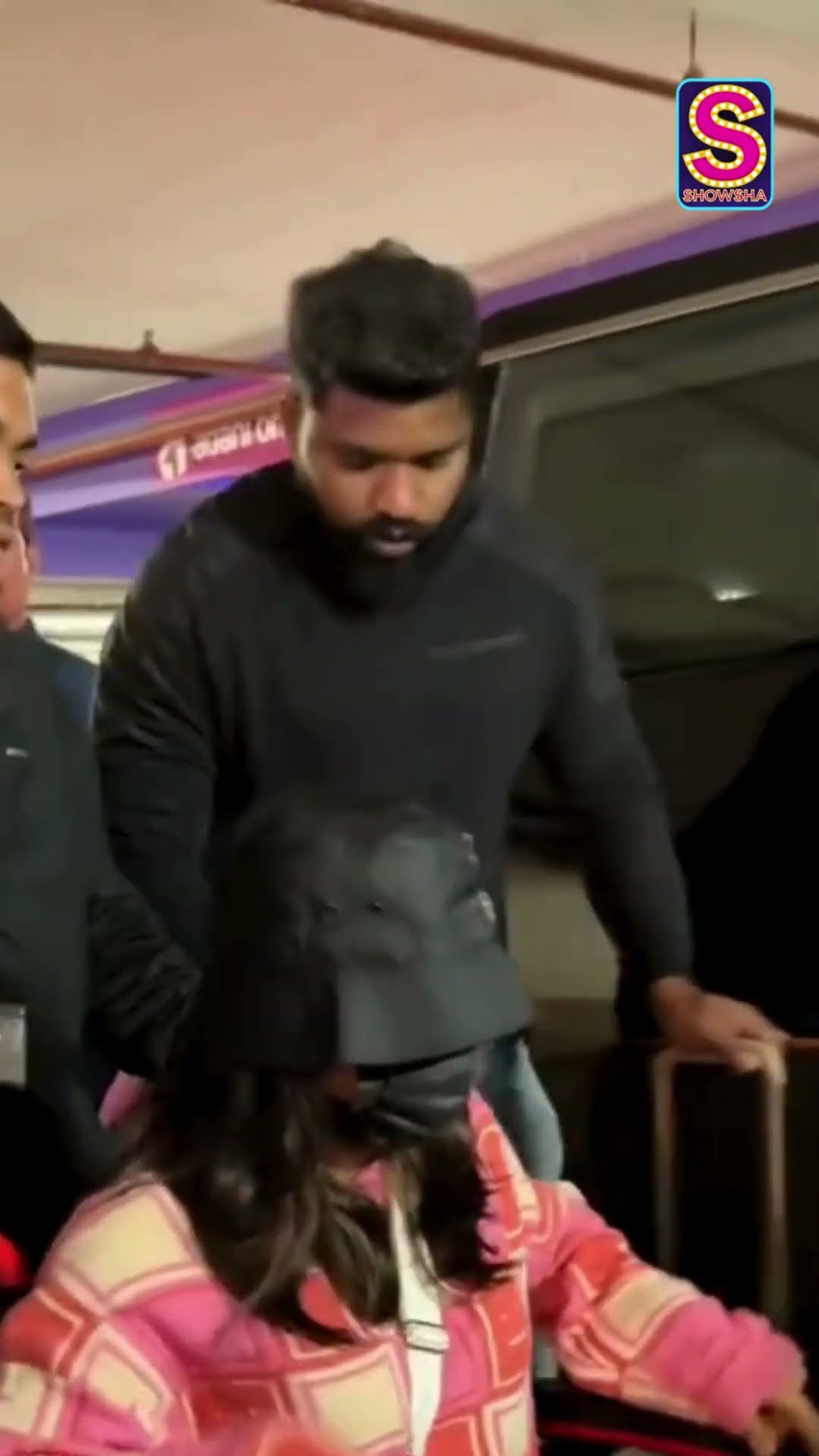 Rashmika Mandanna Spotted With Injured Leg At The Airport | N18S #shorts #viralvideos #bollywood