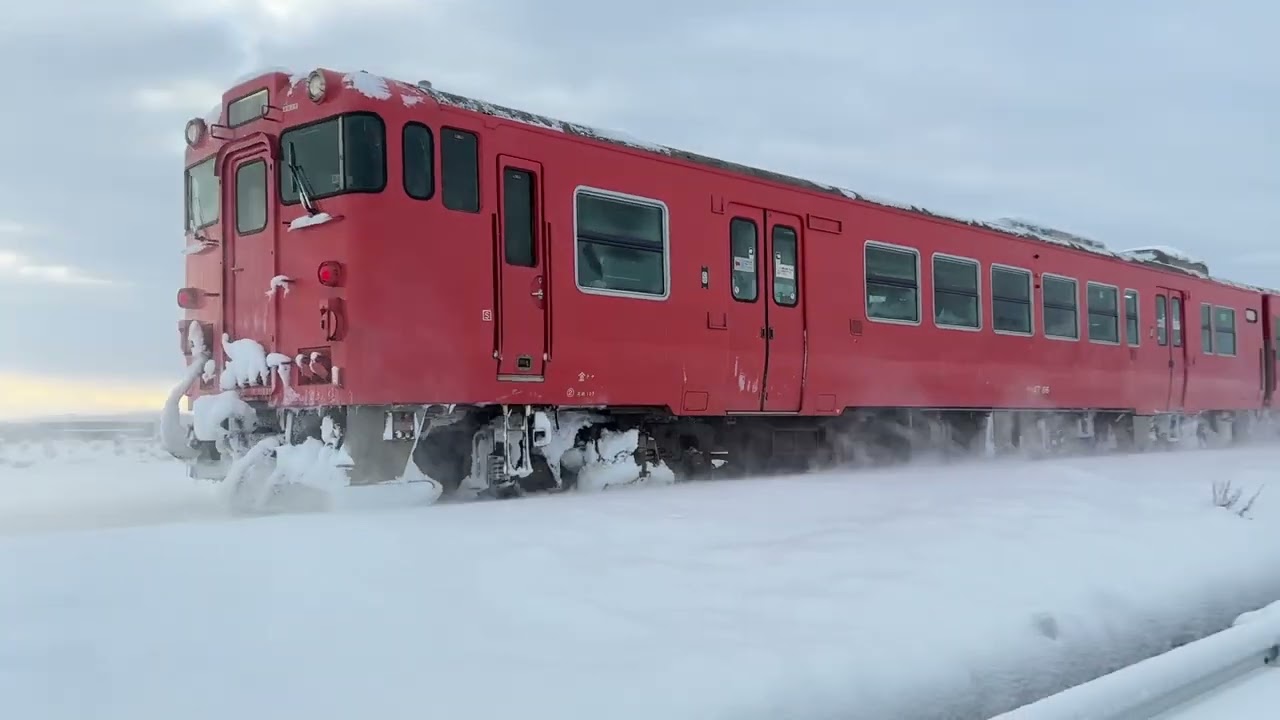 雪景色の中のキハ４７　城端線