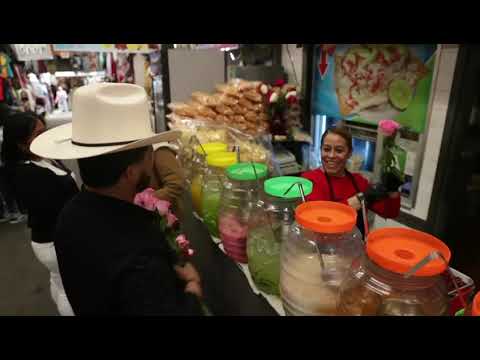 Jesus Mendoza - (Día de las Madres) Regalando flores en el Mercadito de Los Angeles, CA