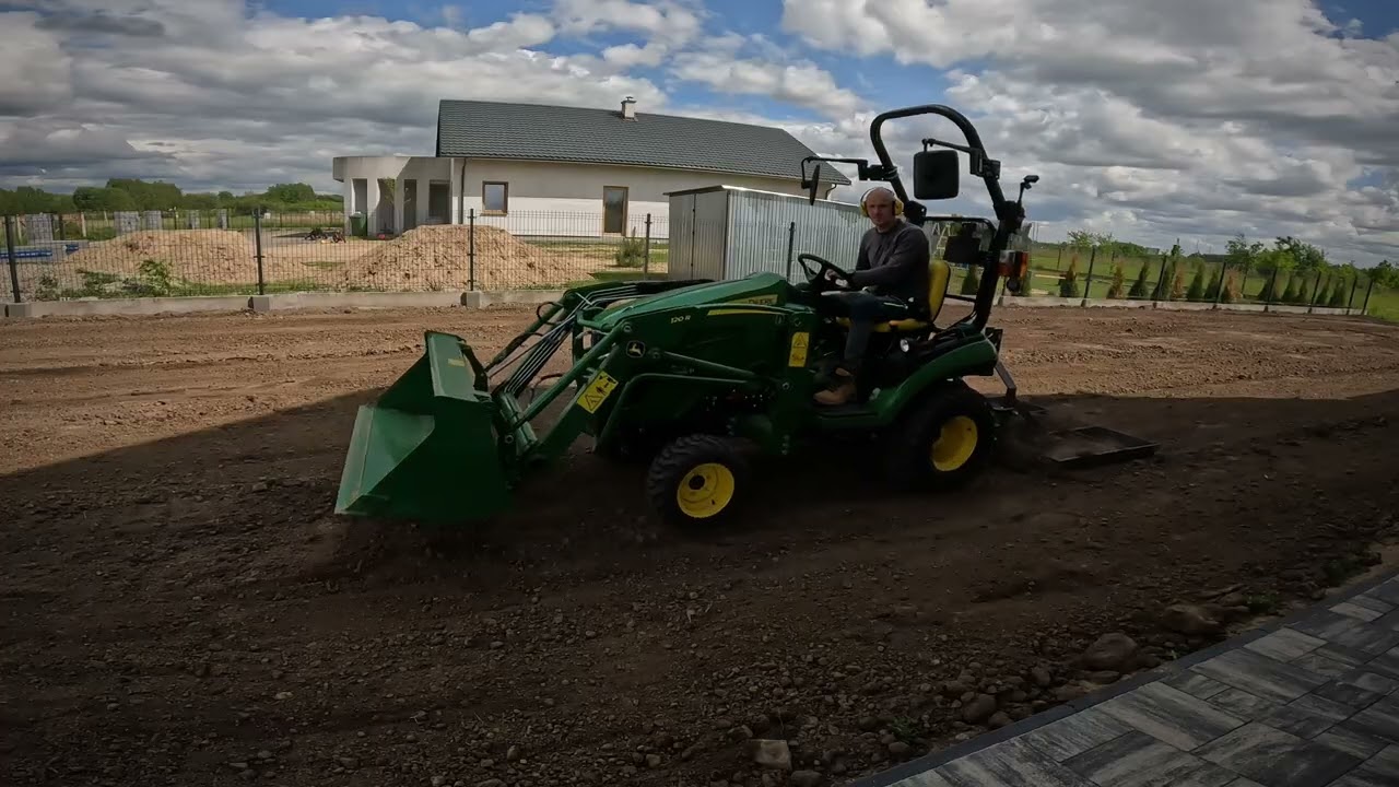 „Idealnie równa działka pod trawnik – John Deere 1026R w akcji | Glebogryzarka + krata”