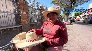 Joven tejedora de palma elabora sombreros