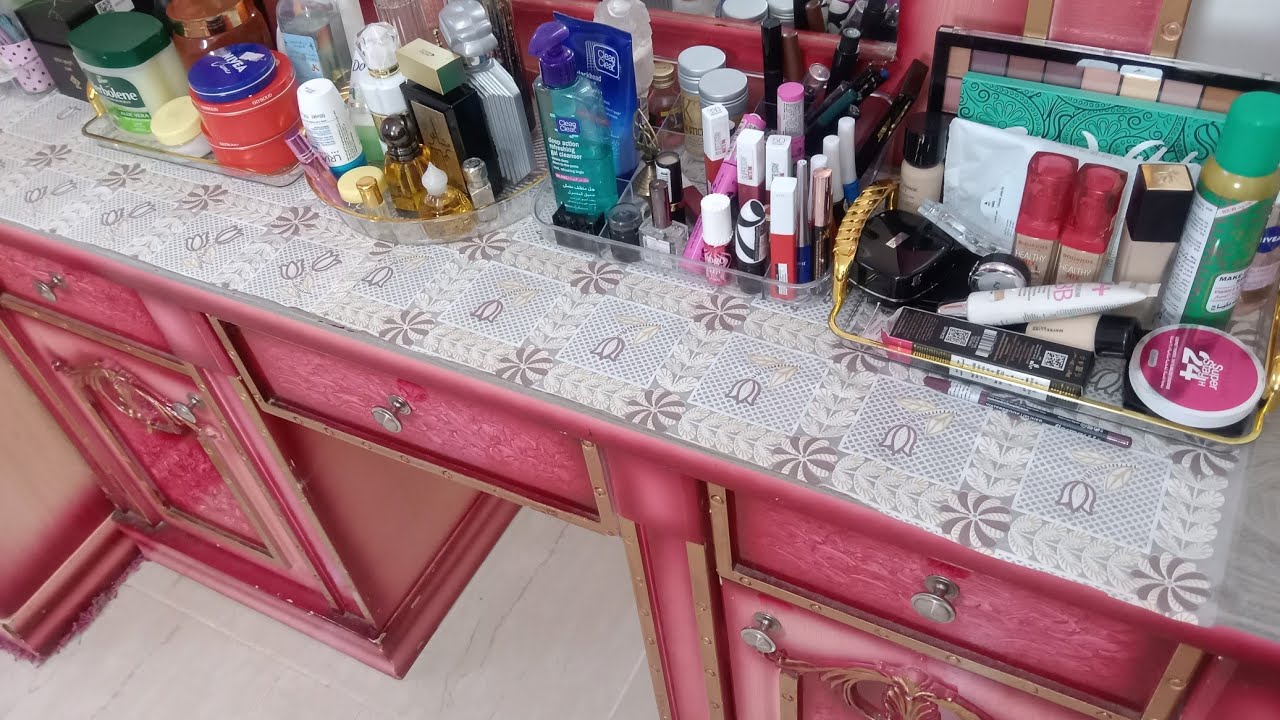 الجزا الثاني من غرفه النوم ترتيب تسريحتي مع شرح كل المنتجات الي عندي