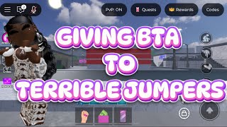 GIVING BTA TO TERRIBLE JUMPERS IN ROBLOX BADDIES {MOBILE GAMEPLAY}