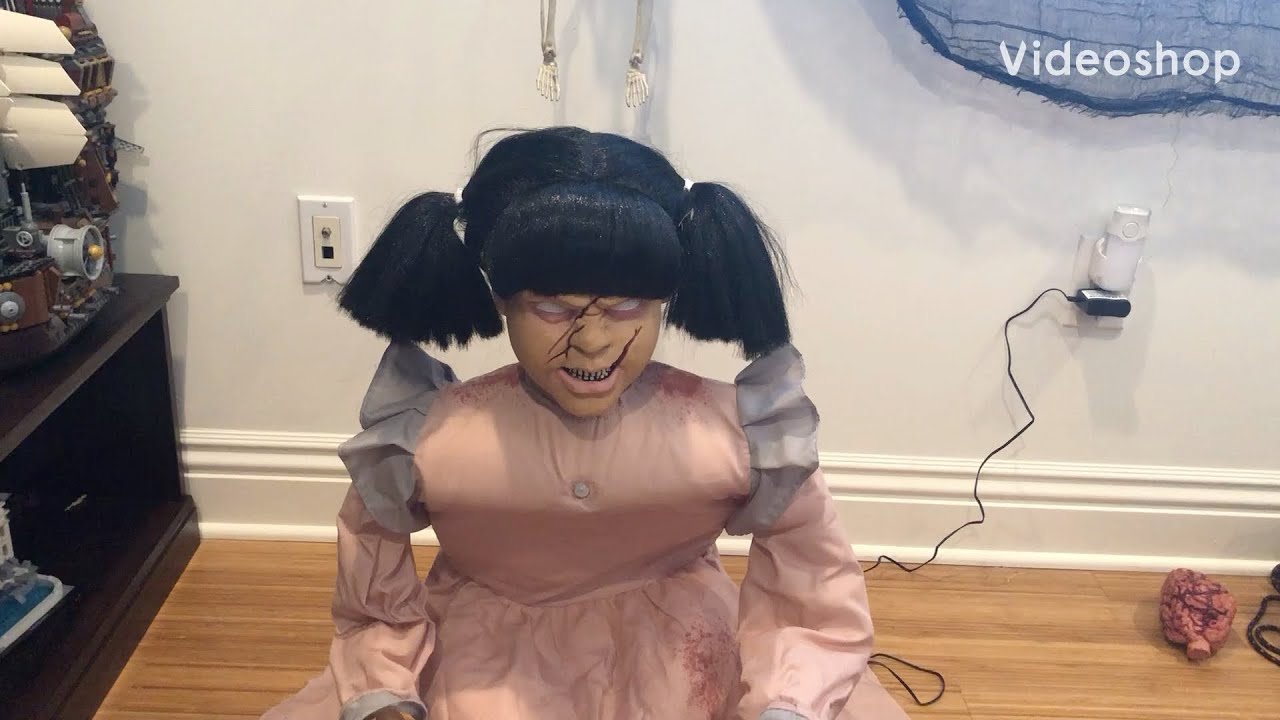 Spirit halloween/Party city Carly carver/Lunging pumpkin carver (demo