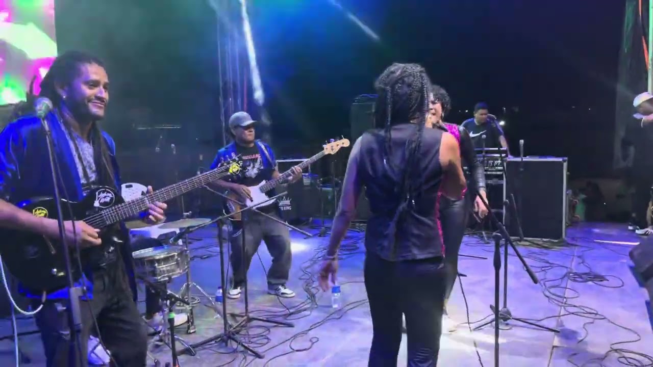 Lidis y su meketreque Champetuo en loma de arena 