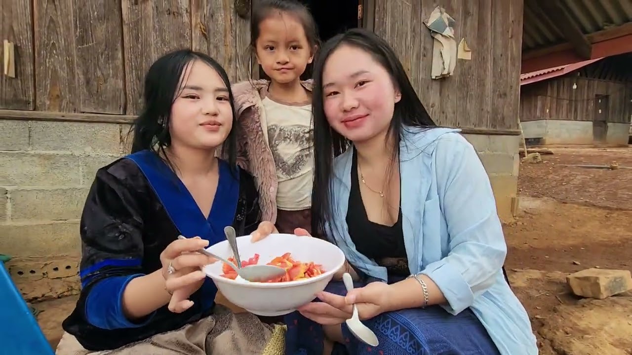 Nrog 2 tuv ntxhais noj qaub nawb qab tiag2 